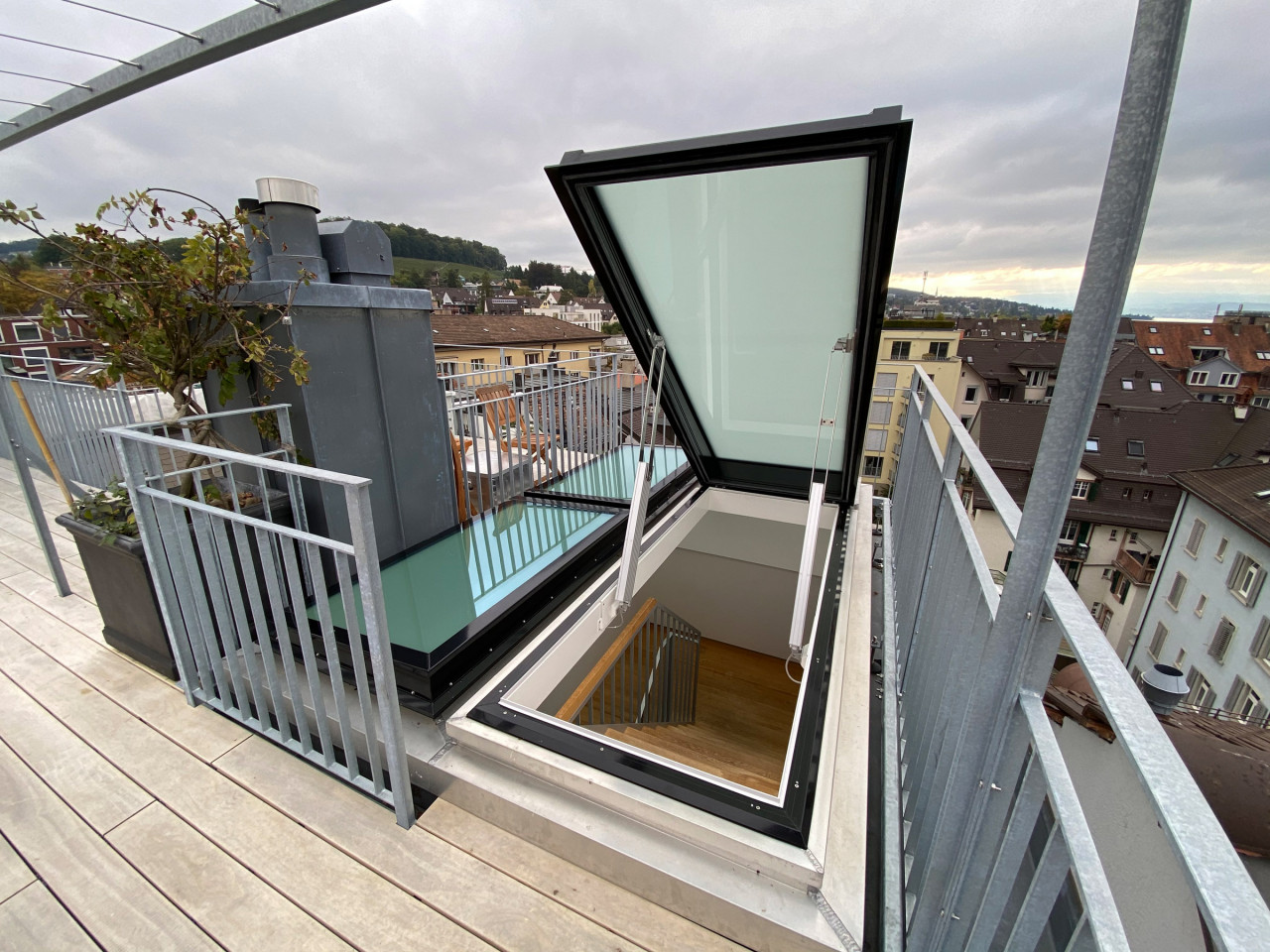 Folding arm² - Cupolux roof terrace exit (video)