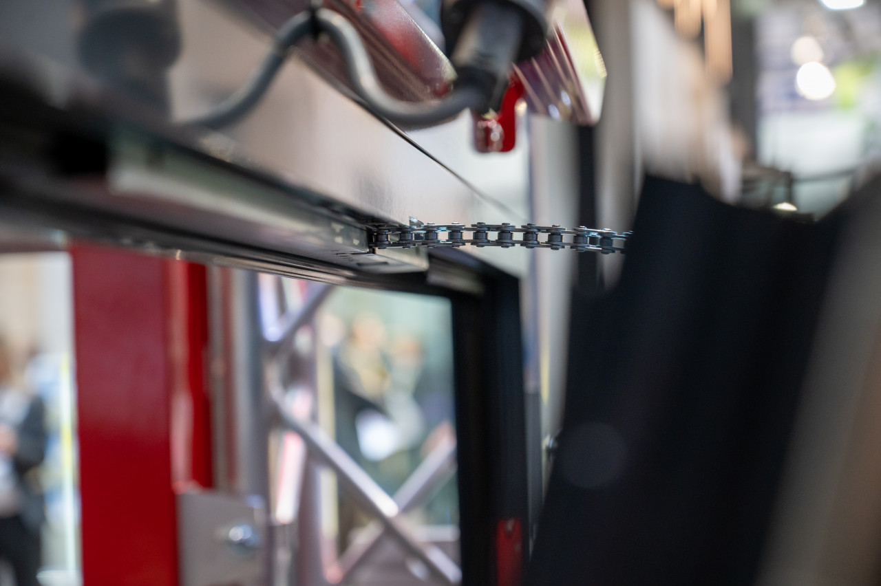 Chain actuator PA-KI-20 integrated into the window profile
