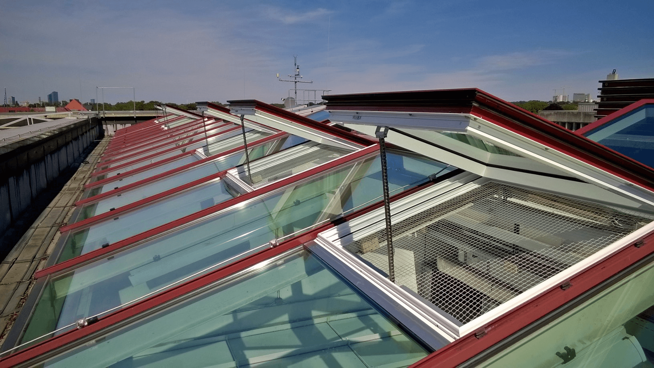Chain actuator roof window